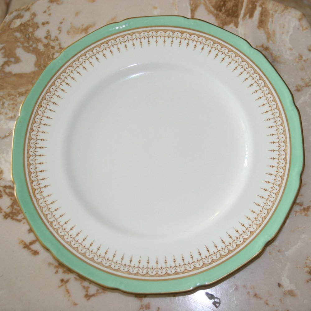RARE Royal Doulton 10-1/2" Duke of York green, gold and off-white plate